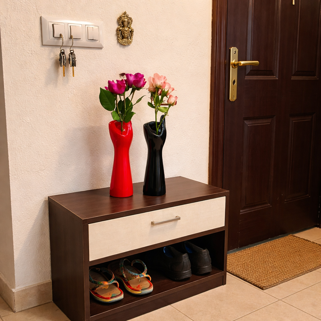 Which showpiece items are good for housewarming gifts