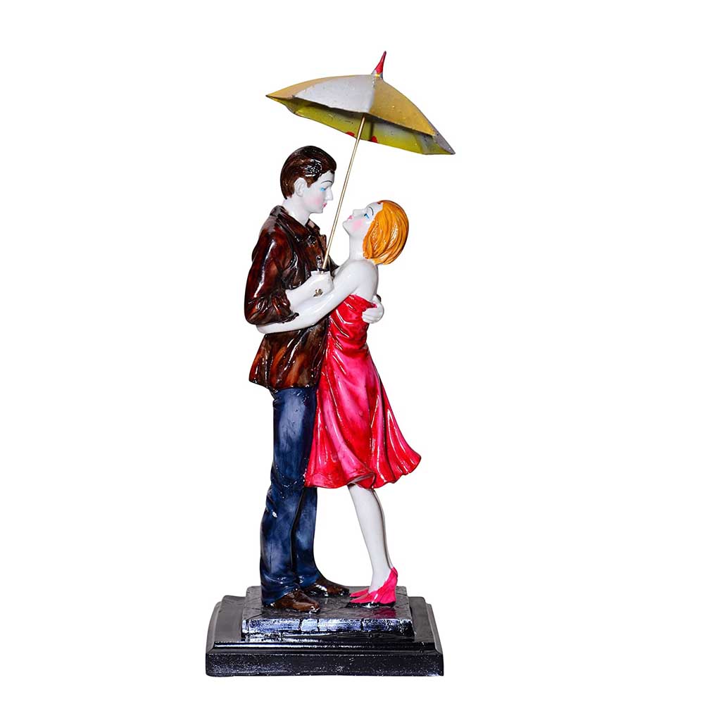 Couple Statue for a Romantic Valentine’s Decor