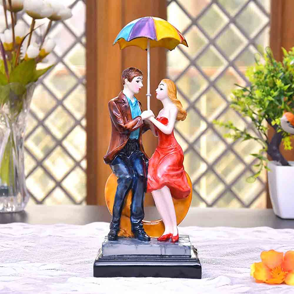 Love Couple Statue Holding an Umbrella with Teddy Bear