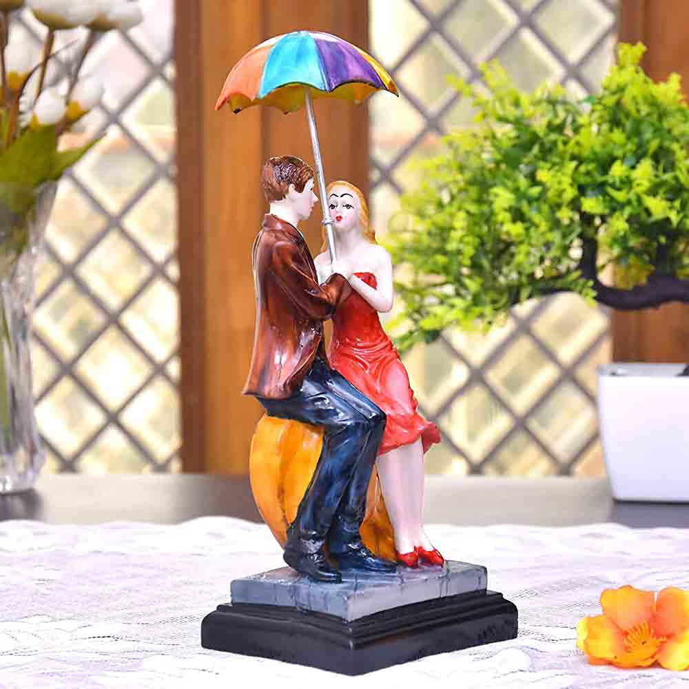 Stunning Couple Statue as a Decorative Centerpiece